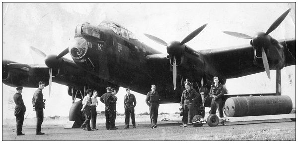 Lancaster JA902 met haar bemanning
